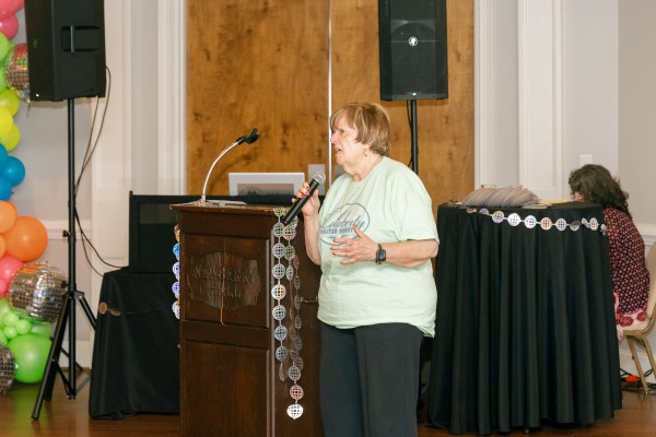 Peggy Ford, Executive Director of Children’s Place, Inc., welcomes attendees and shares the organization’s mission during the 31st annual SRNS Celebrity Waiter Night at Newberry Hall.