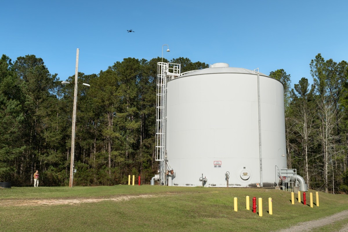The drone in flight performs the fire water tank inspection, evaluating components such as hatches, aviation warning lighting systems, vent screens and additional hardware.